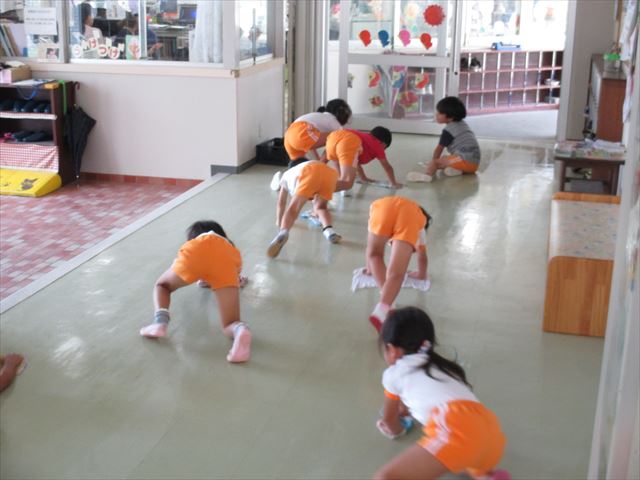 年長組の子どもたちが雑巾がけ 宮崎学園短期大学附属みどり幼稚園