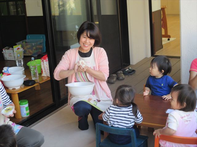 １歳児 うさぎ組 の子どもたちが小麦粉粘土で遊びました 宮崎学園短期大学附属みどり幼稚園