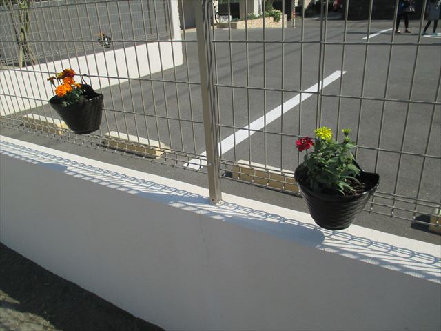 フェンスに花を飾りました 宮崎学園短期大学附属みどり幼稚園